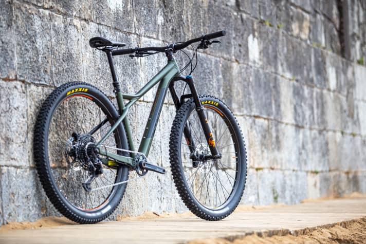   The equipment of the Orbea Laufey is high-quality, but not super light. We don't have any weights yet, but you can expect something between 13 and 14 kilos.