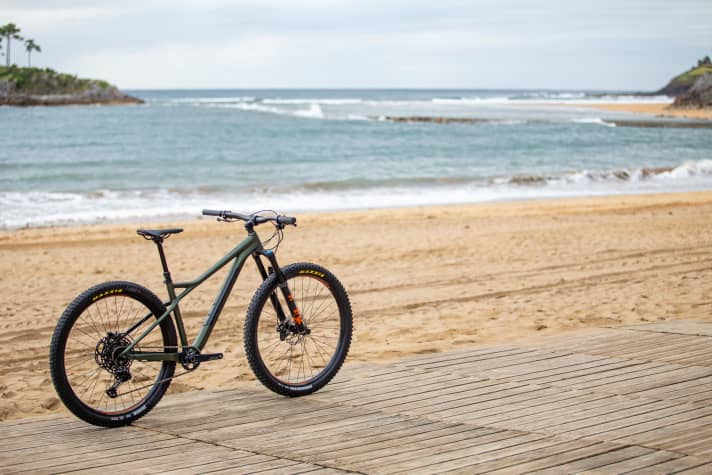   Am Strand fühlt sich das Laufey sicher wohl, aber wirklich gefordert wird es nur auf harten Trails. Das Meer könnte höchstens das Ende einer Tour sein.