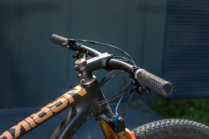   The RC version of the Synonym has a Fox 32 Step Cast fork. The flat handlebars and an 80 mm stem with a negative tilt make the riding position sporty.   