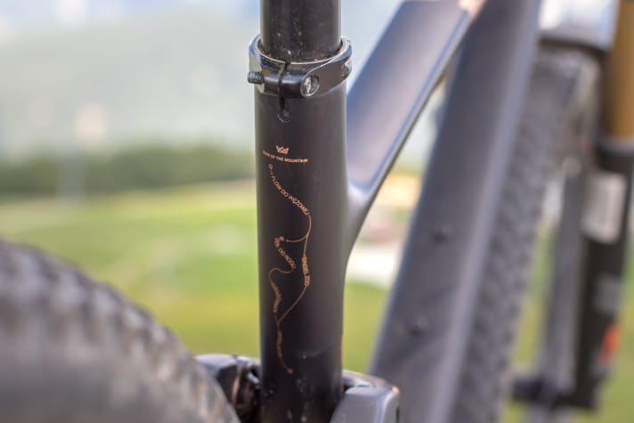   Nettes Detail: Am Sitzrohr sind unter dem KOM (King of the Mountain)-Logo die Hometrails der NS-Bikes-Entwickler in Polen gezeichnet.