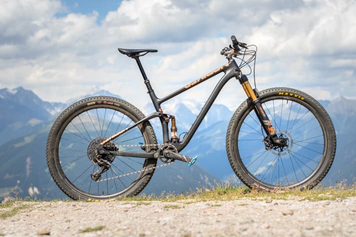   The NS Synonym TR has the same frame as the Synonym RC. However, with a different shock and a Fox 34 Step Cast fork, it has 120 millimetres of travel at the front and rear.