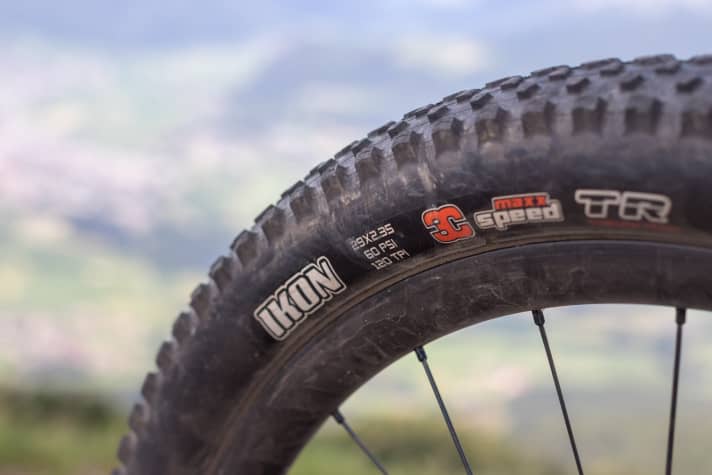   The Maxxis Ikon tyres in 29x2.35 inch roll extremely well and above all ensure a light-footed start. Nothing stands in the way of long MTB tours with these tyres.