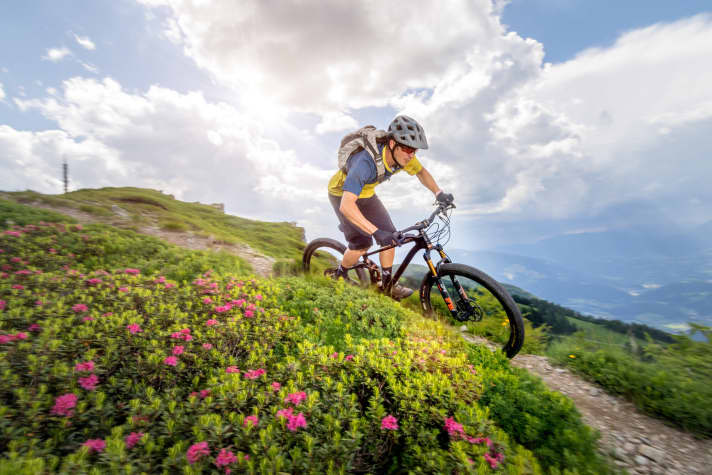   Downhill, the high front end gives you a secure ride even on steep terrain. The slack steering angle ensures a smooth ride even at high speeds on easy trails. The rear suspension was a little firm, but according to NS Bikes, a new shock tune will provide more comfort in the future. When things get steep and rough, the weak Sram Level brakes and the weak profile of the Ikon tyres limit the riding fun. Unfortunately, the potential of the downhill-orientated geometry cannot be fully exploited. Nevertheless, the NS Synonym TR is a good choice for long tours.