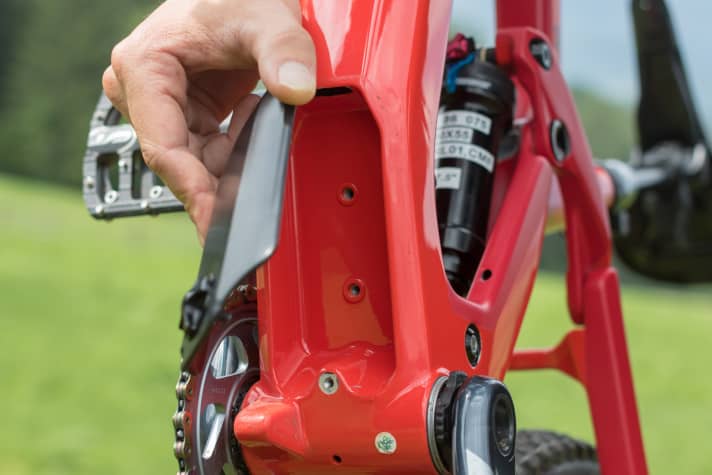   Boot: There is a small cavity under the bottom bracket that can be closed with a plastic cover. A spare inner tube and mini tool can be stowed here.