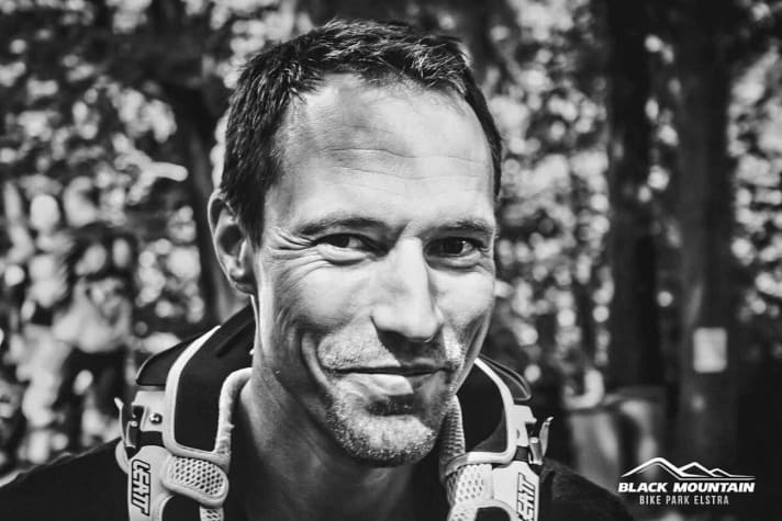   "Die Kombination aus Selbstüberschätzung und einem schlechten Fahrwerks-Setup führt bei Sprüngen oft zum Sturz." Robin Klinkert, Bikepark-Betreiber und Racer, findet die Idee einer Art Führerschein für Park-Biker gut. "Im Tauch- und Fallschirmsport müssen auch Prüfungen abgelegt werden. Aber der Erfolg steht und fällt mit dem Inhalt des Kurses", sagt Klinkert.