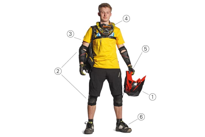   These parts ensure damage limitation in the event of a fall: full-face helmet (1), knee and elbow protection (2), back protector (3, not pictured), Google and neck support (4), gloves (5) and robust bike shoes (6).