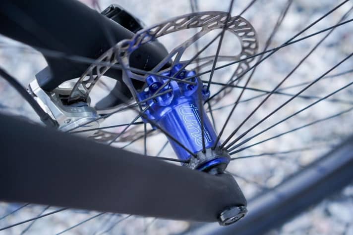   The Princess carbon hub from Tune was radially spoked at the front by wheel expert Harald Glaser. At the rear, the rim rotates around the super-light Prince hub.