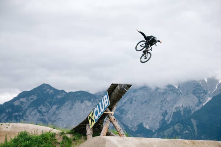   Full throttle over the jumps. Emil Johansson celebrates his comeback to the slopestyle scene with a fabulous score of 95 points.