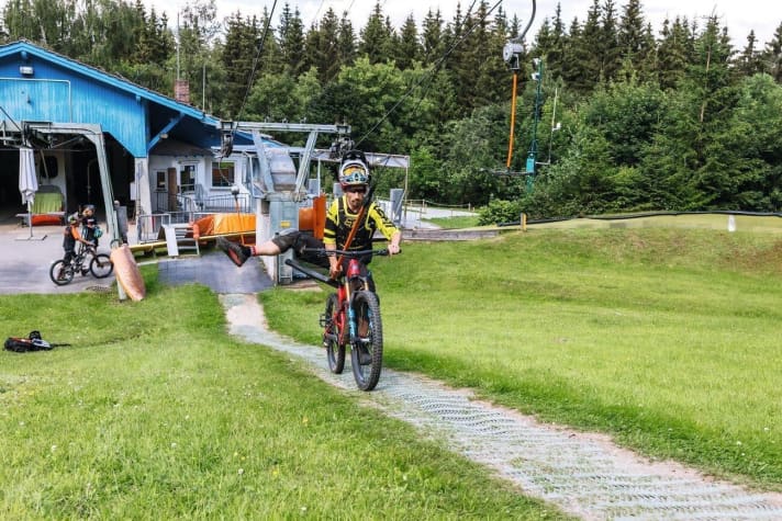  Hold the drag lift bar, lift your leg like a dog and pull the bar backwards and outwards.