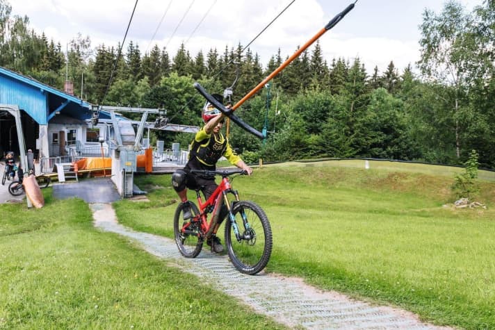 Bring the drag lift anchor in front of the handlebars...