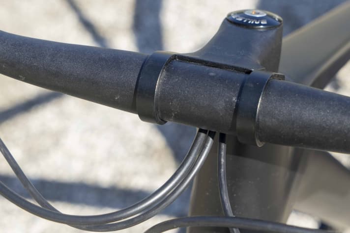   The cables disappear into the frame via the specially developed stem. This looks stylish and ensures a clean look. The upper external frame openings are omitted.