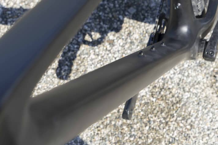   The teardrop-shaped down tube of the Arc8 Evolve is designed to prevent a lot of dirt from accumulating on the frame.