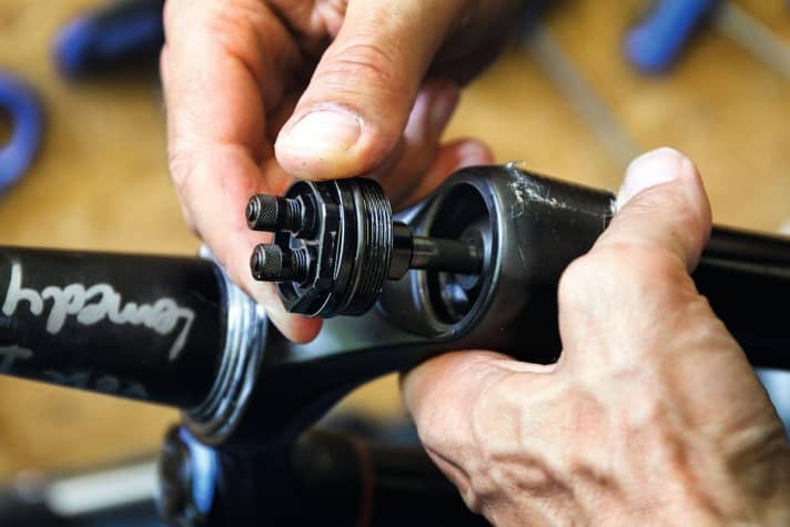   The AWK unit is really simple: Simply remove the standard cover on the left-hand spar (deflate beforehand!) and insert the new AWK cartridge. Inflate according to the instructions - done!