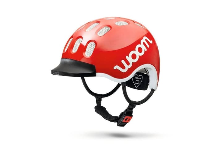 Woom helmet: Kids have a mind of their own, and Woom now has a helmet to match. The temples and the back of the head are particularly well protected by the cuddly shell. The helmet can be adjusted using interchangeable pads and a twist lock and then closed magnetically. There are five bright colours and three sizes for 60 euros each.