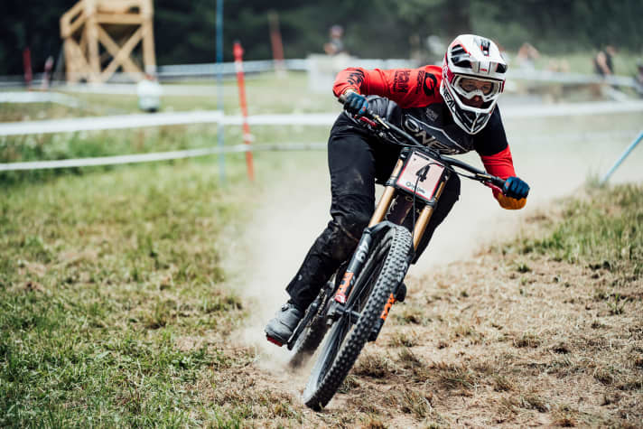 Nina Hoffmann beim Downhill-Worldcup in Les Gets im Juli. Hier fuhr sie auf Rang fünf, der für sie zu diesem Zeitpunkt eher als ein durchschnittliches Resultat galt. Seit einem Sturz Ende August erholt sich Hoffmann von einer Schulterverletzung.