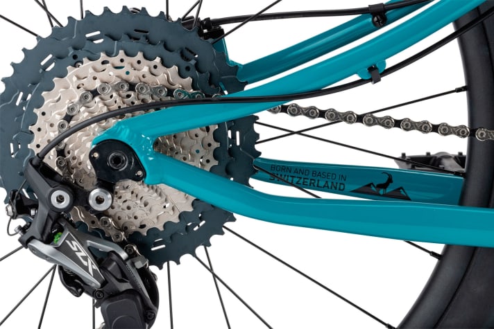 Shimano-SLX-Schaltung mit Shadow-Plus-Technologie und tief gezogene Kettenstreben sollen ein Anschlagen der Kette verhindern. Da hat jemand ganz klar an den Einsatz in härterem Gelände gedacht.
