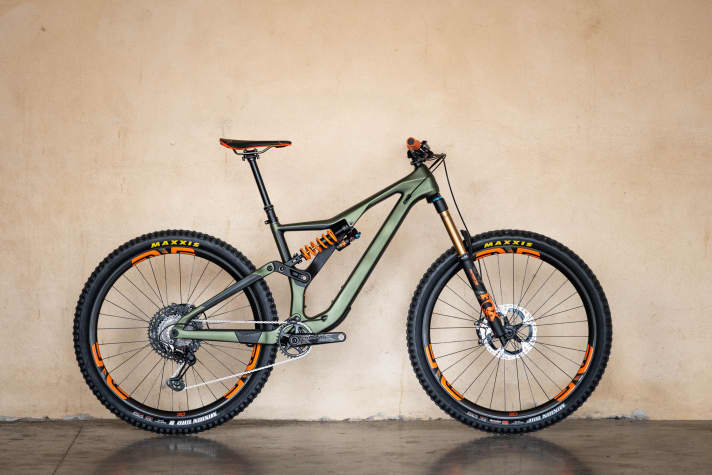  Thanks to the longer fork, the head angle and seat angle are half a degree slacker (65.5/65 degrees, 75 degrees), while the reach shrinks slightly to 451 millimetres in L.