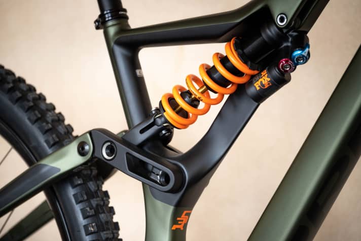   As before, there are sealed Enduro-Max bearings in the rear triangle and a lifetime frame guarantee.