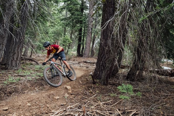   Braaaap! Das neue Epic ist länger und flacher aber trotzdem noch flink und wendig genug, um über kurvige Trails zu flitzen. 