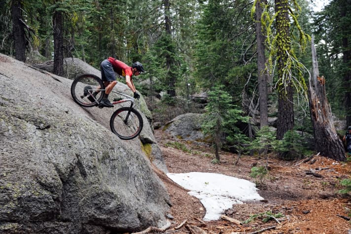   Macht nicht nur auf Worldcup-Strecken Spaß. Hier kippen wir das neue Epic in die Steilabfahrt. Bei dem Rekord-Gewicht hätten die Specialized-Mannen dem Epic ruhig eine Variostütze gönnen können, finden wir. Der 2020er-Rahmen ist mit 30,9er-Sitzrohr jedenfalls für allerhand Modelle ausgelegt.