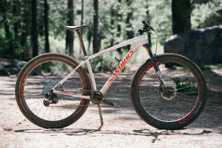   Chic, simple, sexy: Specialized offers seven models. All in 29-inch. They start from 2099 euros. For the top model (S-Works Epic HT AXS) you have to put a whole 9500 euros on the table.