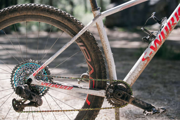   Die 430-mm-Kettenstreben sorgen für ein wendiges Handling. Mit der Elektro-Schaltung Sram XX1 Eagle AXS ist das Epic exklusiv ausgestattet. Der Quarq Powermeter misst an der Kurbel die Leistung.