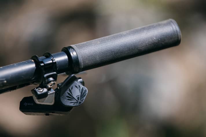   Sssssss. Natürlich kommt das Top-Modell mit elektronischer Schaltung daher. Das spart Gewicht und verpasst dem Cockpit eine cleane Optik, treibt den Preis jedoch deutlich in die Höhe.