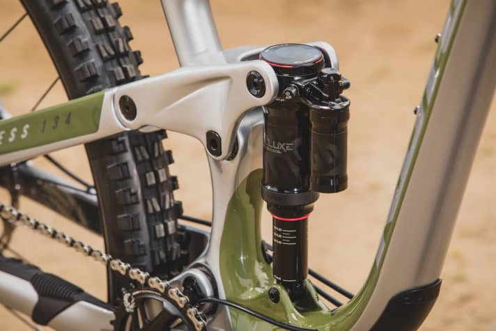  Large bearings are designed to ensure durability even on aggressive rides in sand and mud. The cable for the rear derailleur runs directly over the centre bearing of the rear triangle. This should minimise cable elongation during compression.