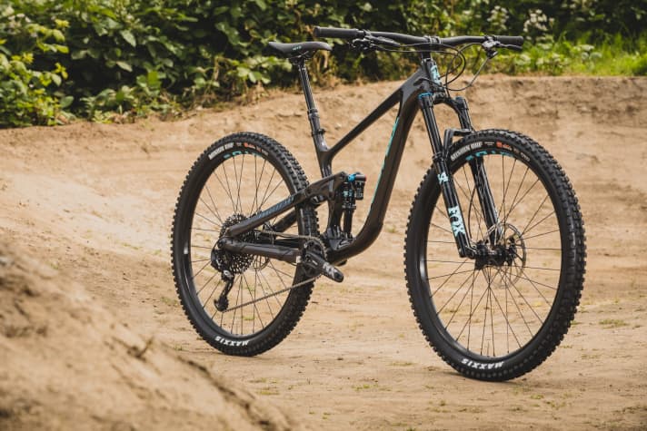   Der Kassenschlager? Das Kona Process 134 CR 29 ist der Einstieg ins Carbon-Segment und wir vermuteten das beste Preis-Leistungsverhältnis. Weit gefehlt. Das Bike ist mit 5499 Euro ziemlich teuer, das Topmodell mit wesentlich schickerer Ausstattung kostet "nur" noch einen Tausender mehr.
