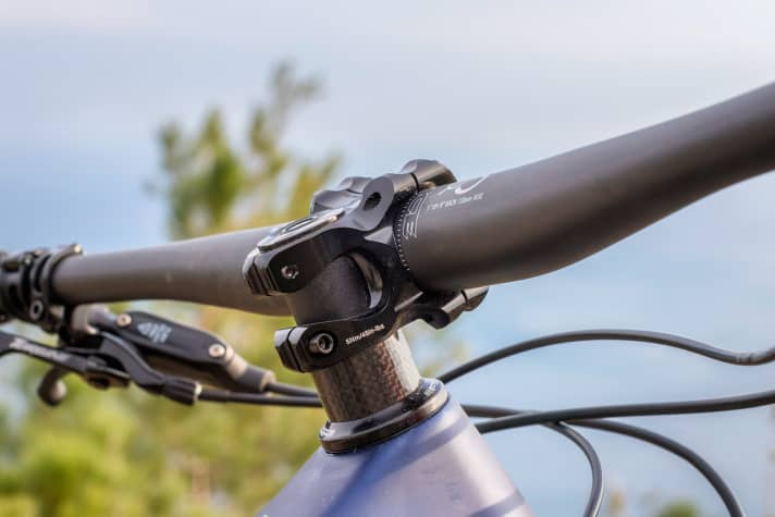   The 35 mm stem ensures a compact position. Despite the spacer tower, the front is quite low.