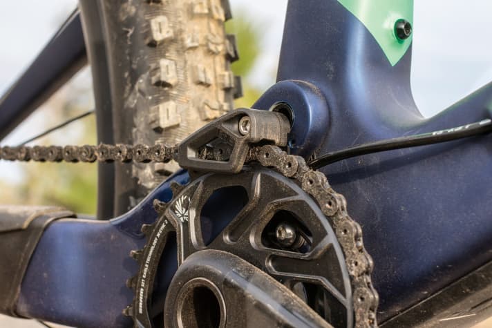   An additional mini chain guide guarantees a secure fit of the chain, even when racing.