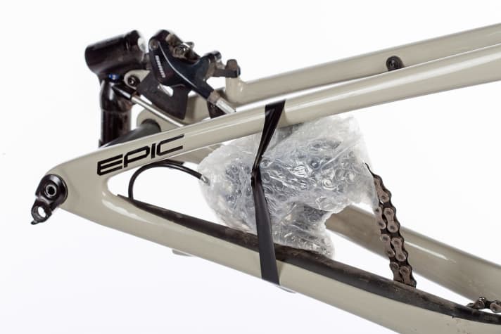   Tipp drei: Auch wenn des Bike mit montiertem Schaltwerk Platz hat, sollten Sie es besser abnehmen, in Luftpolsterfolie packen und am Rahmen sichern. So beugen Sie verbogenen Schaltaugen am sichersten vor.