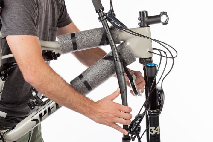   Tipp fünf: Hat die Tasche kein Lenker-Pad, sollten Sie Ober- und Unterrohr mit Schaumstoff polstern und den Lenker mit Klebeband oder Kabelbinder daran befestigen, um Kratzer am Rahmen zu vermeiden. 