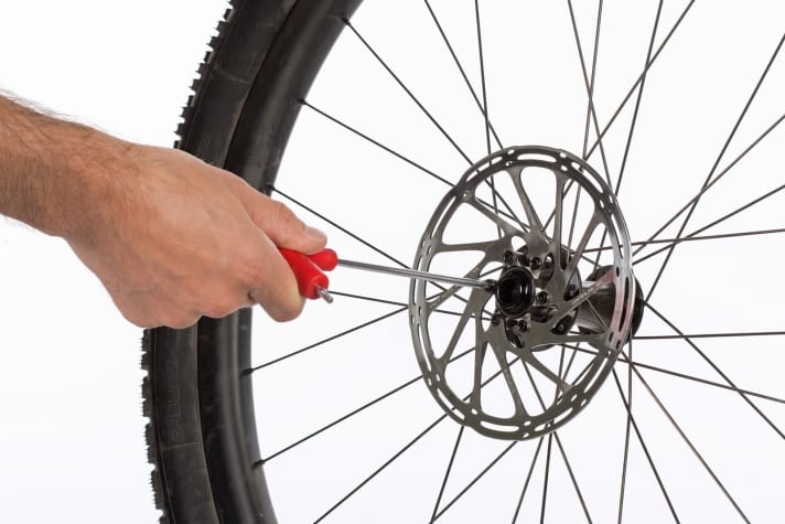   Tipp sechs: Wer wirklich auf Nummer sicher gehen will, schraubt die Bremsscheiben ab und legt sie separat in die Tasche. Bei Modellen ohne zusätzliche Verstrebung macht das auf jeden Fall Sinn.