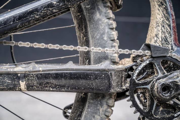   The chain guide keeps the chain in place. The thick rubber coating on the chainstays minimises noise.