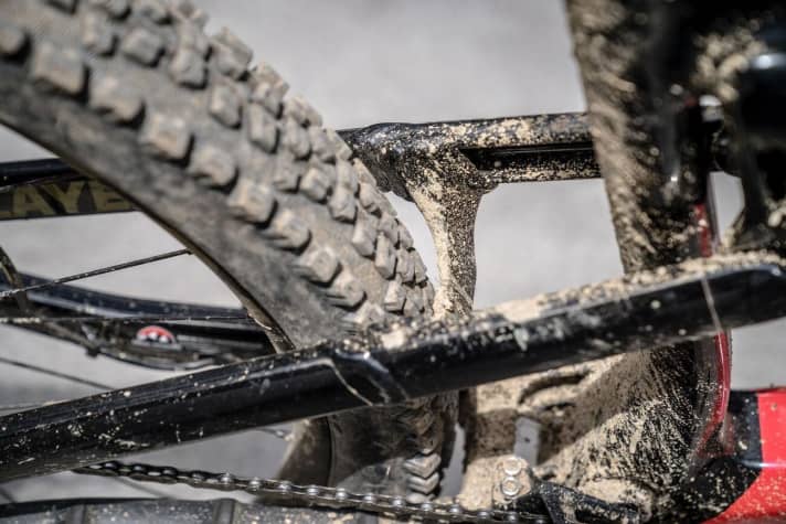   The carbon models also always have an aluminium rear triangle. The slim connecting strut between the seat stays ensures a tyre clearance of 29 x 2.6 inches.