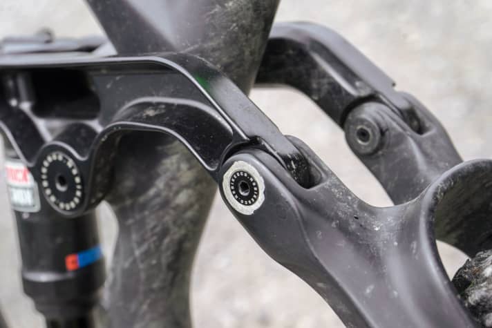    Lack ab:  Kreisrunder Lack­ausfall, gibt‘s denn so was? Gegen Ende der Testzeit löste sich der Lack um das Lager in der Sitzstrebe. Am rest­lichen Bike hielt der Lack tadellos.