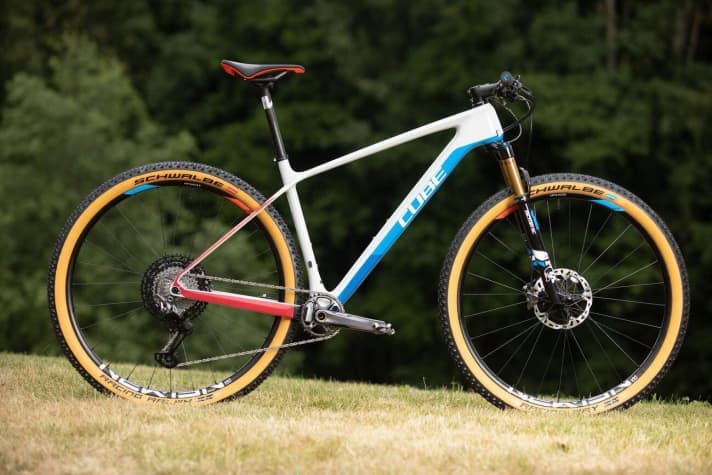   The most visually striking version of the new Cube C:68X comes with skinwall tyres and three-colour paintwork. It costs 4599 euros. The top model for 5199 euros is said to weigh just 8.6 kilos.
