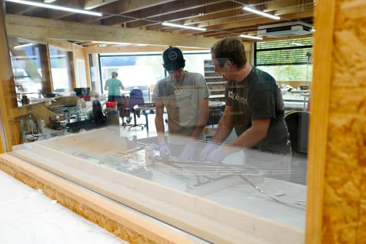   The laminating area is a separate, self-contained area. Christian shows Bernd the most important steps on a fully mould consisting of two half-shells. Laminating the hardtail is a secret and must not be photographed in detail. The reason: unlike carbon hardtails from the Far East, where the main frame and rear triangle are laminated separately and then joined together after baking, the Stoll F1 is made from a single piece. "Not everyone needs to see how we do it," Christian winks and apologises for the secrecy. But the hardtail shape and the method of lamination are company secrets.