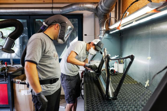   The "dirt room", as the finishing chamber is called, is hermetically sealed off from the rest of the company. Anyone working here must wear respiratory protection. The fine carbon dust is harmful to health. Surface professional Horst (left) explains the tricks of the finishing trade to Bernd.  