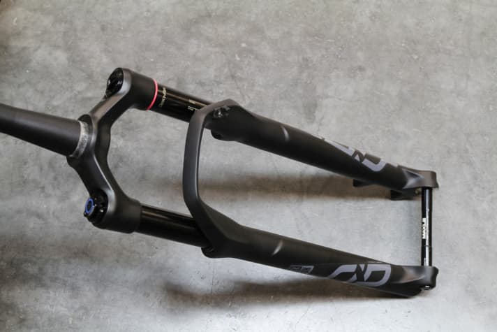   Because you can't ride the Salzkammergut Trophy with just a frame, BIKE goes one better! We have completed the frame so that Bernd can start training straight away. We were supported by several parts donors. For example, suspension fork manufacturer Rock Shox, who provided this stylish SID from the "Select" series. 100 millimetres of travel, fine response, top damping, plus the nimble TwistLoc lever. Bernd rides like world champion Nino Schurter - at least when it comes to suspension forks.