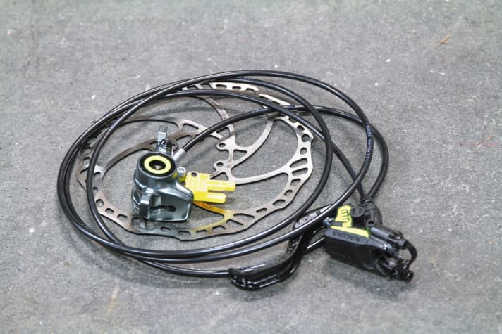   Wenn in der Hölle von Bad Goisern schon auf die Beine kein Verlass ist, dann sollte man sich zumindest auf die Bremsen verlassen können. Die MT8 von Magura vereint formvollendeten Leichtbau und brachiale Brems-Power. Perfekt für Bernds Stoll! 
