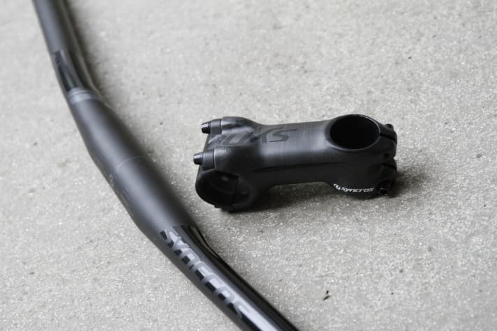   Strong and light Syncros combination: The FL 1.5 aluminium handlebars are held in position by the XR 1.0 carbon stem.