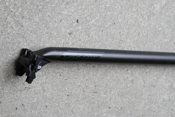   The Syncros FL 1.0 seatpost comes in a discreet black look and is also nice and light thanks to carbon fibre.
