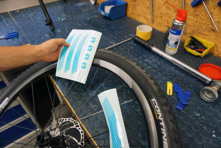   Great: The rim decals in different colours, with which you can match the Reynolds set to the frame look.