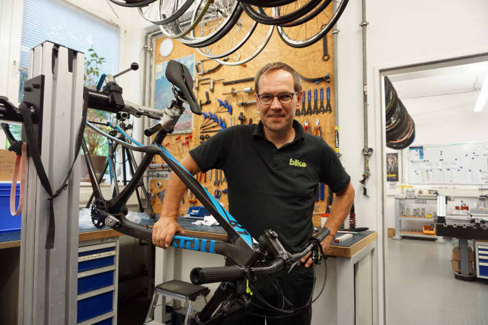   Fast fertig! BIKE-Mechaniker Hans-Peter Ettenberger, der das Stoll Teil für Teil aufgebaut hat, muss nur noch die Laufräder montieren. Dann kann Bernd über die Trails düsen.  