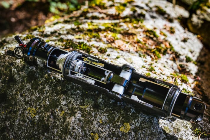   The shock sits protected from lateral forces in the top tube and can only be articulated under pressure. This should significantly increase durability. In addition, a pin holds everything in place and prevents the piston from rotating, which significantly increases stiffness.