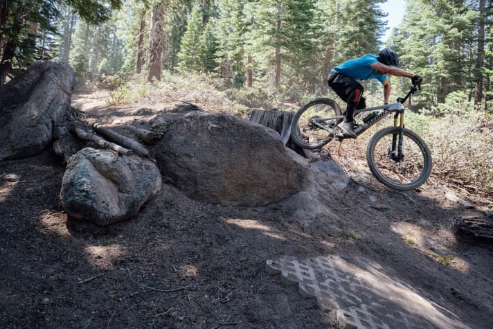   Mit 170 Millimetern Hub in Front und Heck steckt das Specialized Enduro Drops und Sprünge unbeeindruckt weg. Überhaupt: Das neue Enduro hat sich ganz schön zur Abfahrtsmaschine gemausert, finden wir. 