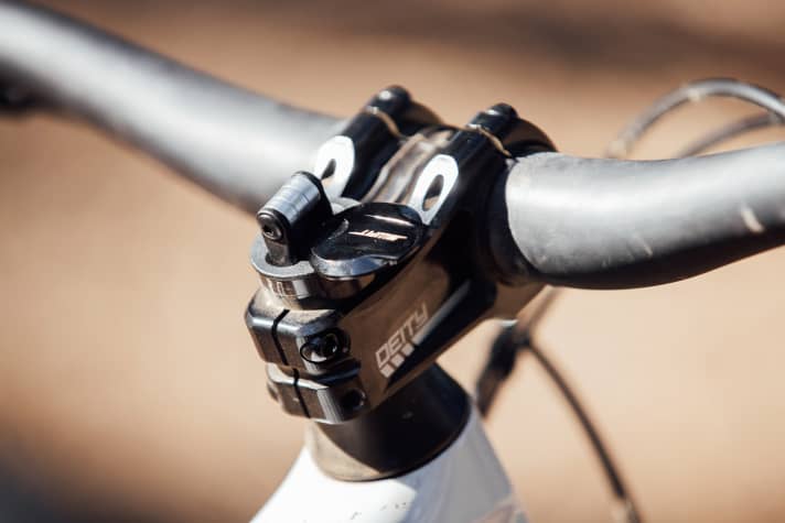   Elegant solution: The mini-tool can be removed from the headset on the 2020 model. Clever!