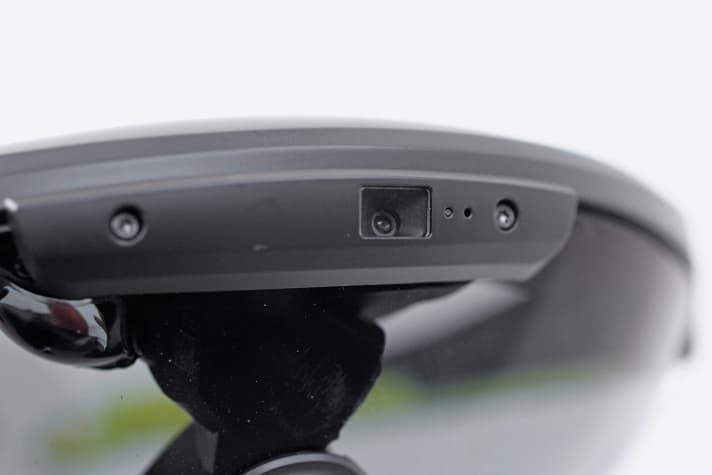   The built-in camera can be operated by voice control: After the command "Go Everysight", the glasses are ready to receive recommendations. This works surprisingly well, despite the wind and crunching tyres. The brightness of the display can also be adjusted in nine levels - but unfortunately only in individual steps.